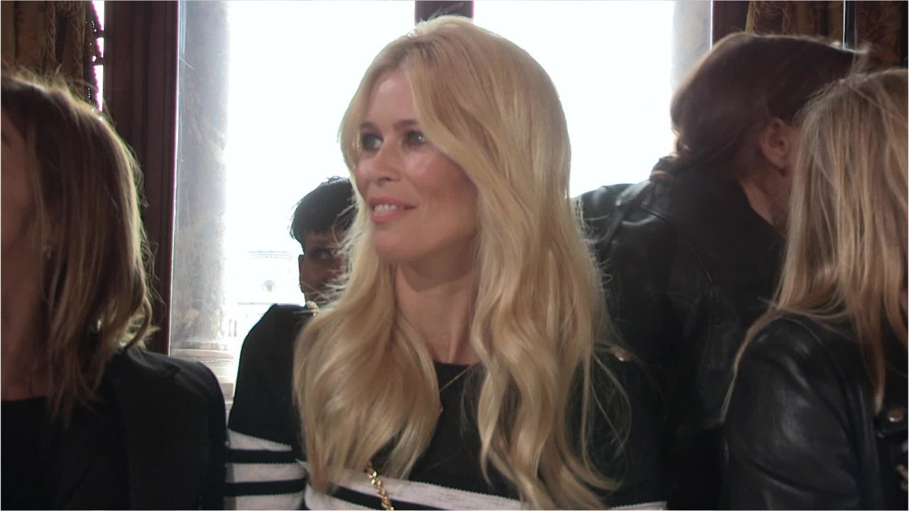 VOICI - Claudia Schiffer sexy en lapine : son décolleté plongeant ne cache presque rien