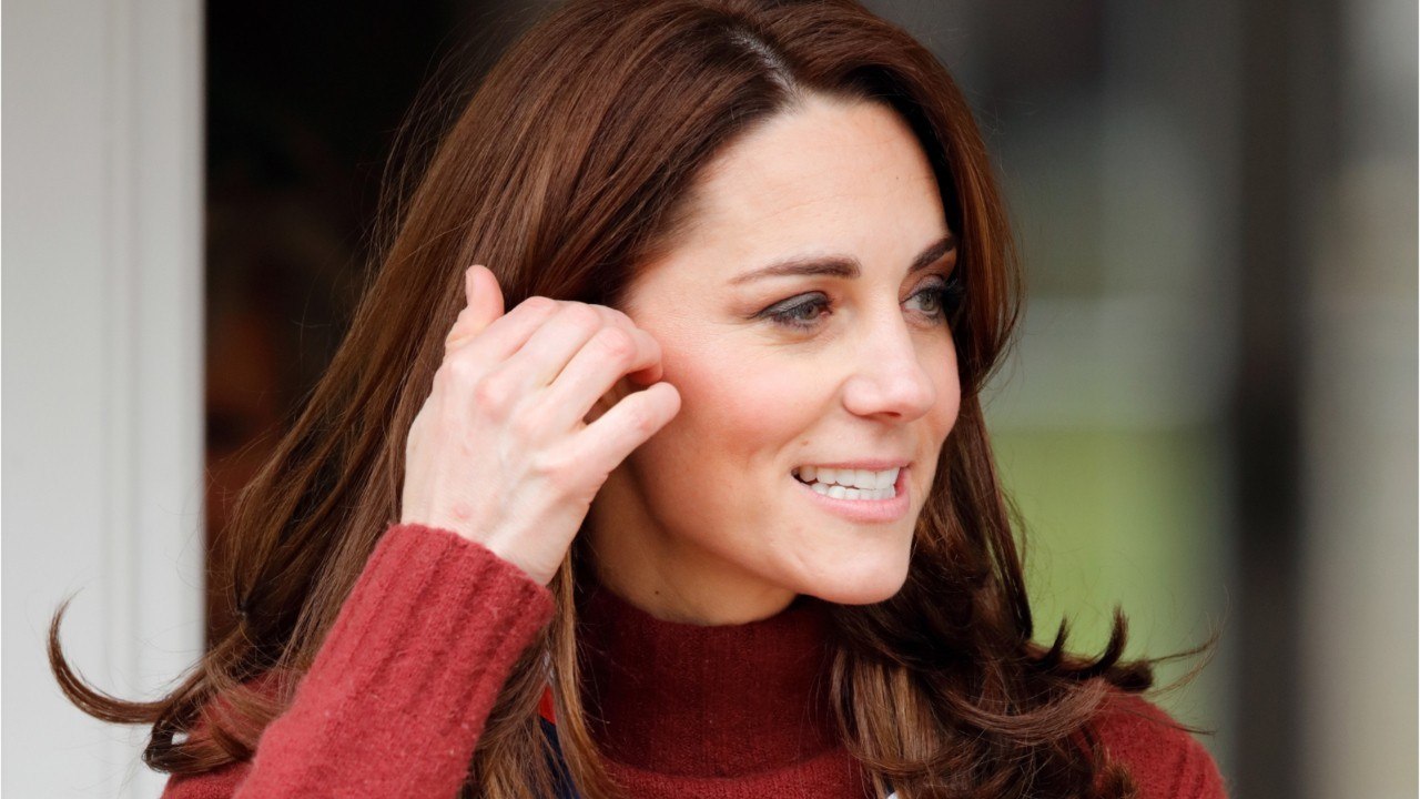 VOICI - Kate Middleton se promène avec ses enfants dans les jardins de Kensington, à la surprise des passants