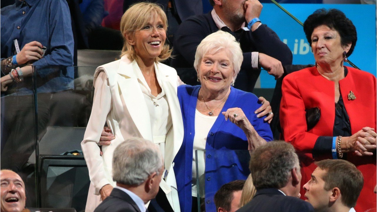 VOICI - Line Renaud hospitalisée : Brigitte Macron s’est rendue deux fois à son chevet