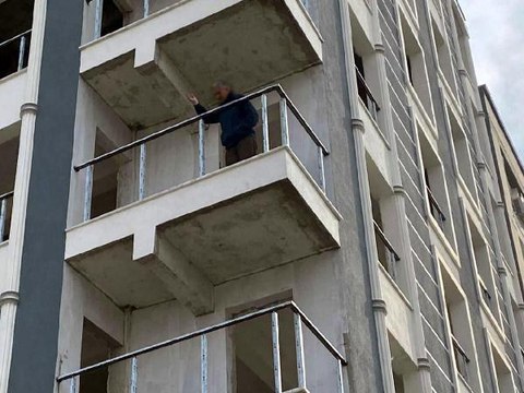 MAAŞINI ALAMAYINCA ÇALIŞTIĞI İNŞAATA ÇIKIP, İNTİHAR ETMEK İSTEDİ