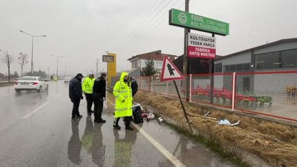 Son dakika... Su kanalına devrilen otomobilin sürücüsü öldü