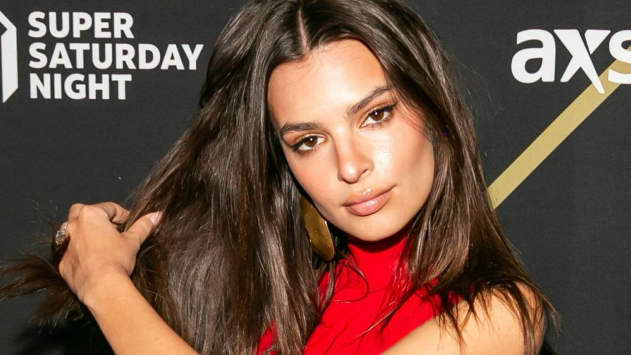 VOICI Emily Ratajkowski de dos, elle affiche ses fesses bombées dans un mini string
