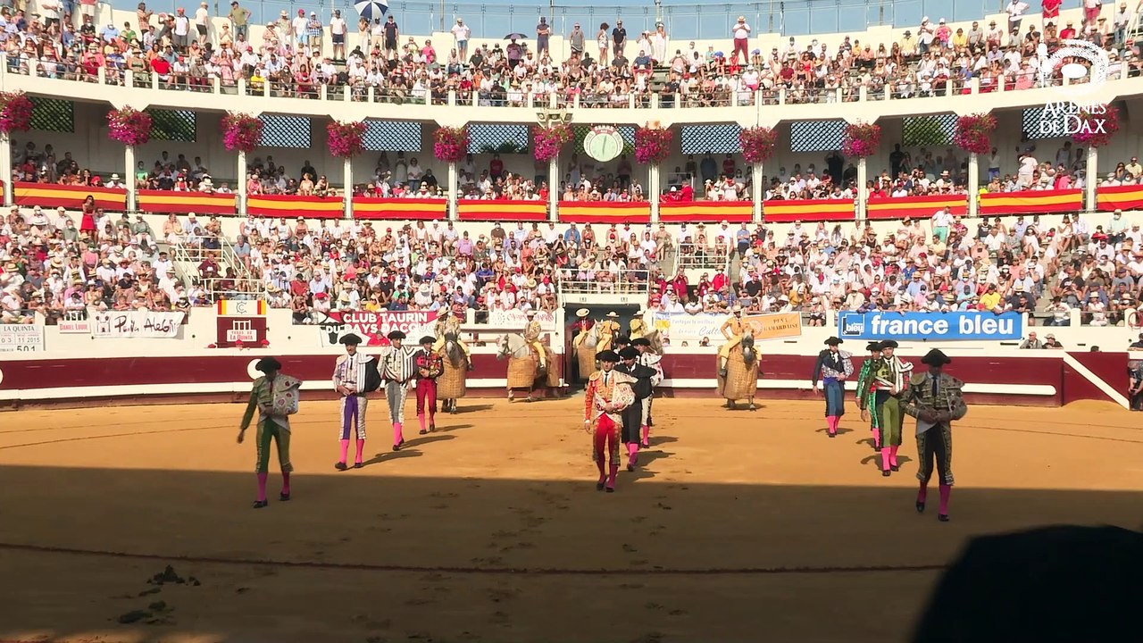 Bonnes Fêtes de fin d'année - Arènes de Dax