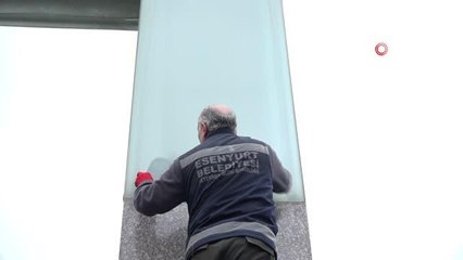 Esenyurt'ta kolon arasında mahsur kalan yavru kedileri belediye ekipleri kurtardı