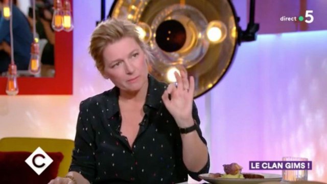 VOICI - Anne-Elisabeth Lemoine : pourquoi l’animatrice ne mange jamais rien pendant le dîner de C à vous ?