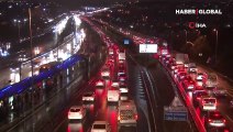 İstanbul'da mesai bitiminden sonra sağanağın etkisiyle trafik durma noktasına geldi