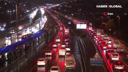 İstanbul'da mesai bitiminden sonra sağanağın etkisiyle trafik durma noktasına geldi