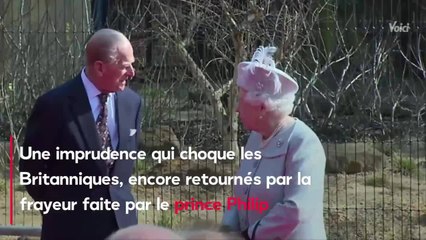 VOICI - PHOTO Elizabeth II prise en flagrant délit, la reine provoque l'indignation en Angleterre