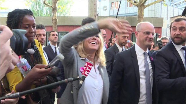 VOICI - Amanda Lear : son petit cadeau à Brigitte Macron qui va la faire rire