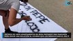 Vecinos de unos apartamentos en Ibiza pintando una pancarta  para exigir una solución al Govern que los desahuciará el día 17