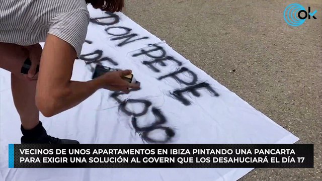 Vecinos de unos apartamentos en Ibiza pintando una pancarta para exigir una solución al Govern que los desahuciará el día 17