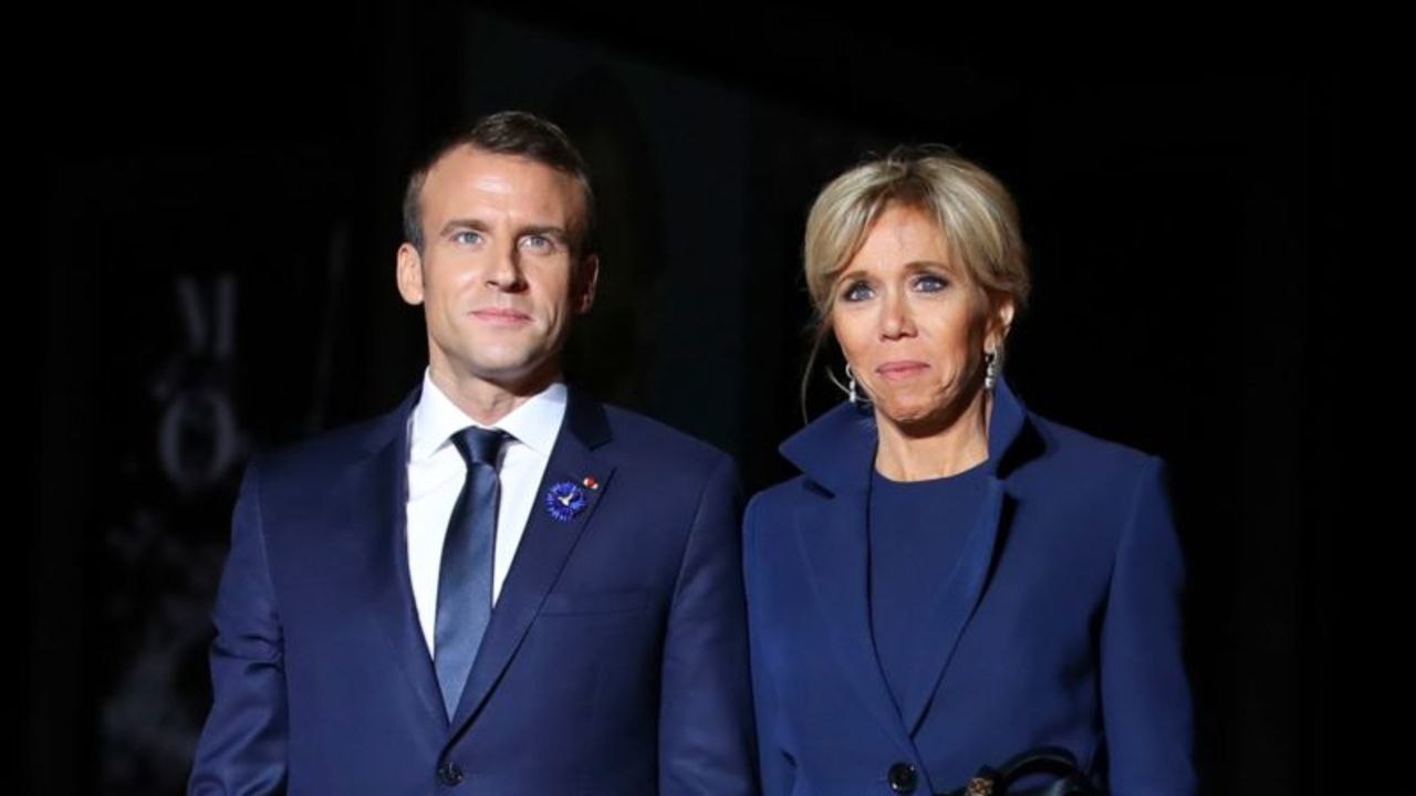 VOICI - Emmanuel et Brigitte Macron à l’hôpital : ce cliché qui choque les internautes