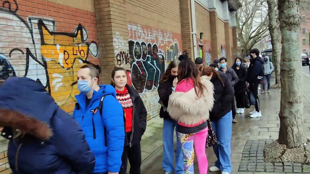 Walk-in Vaccination Queues as Thousands Wait To get Booster Jabs