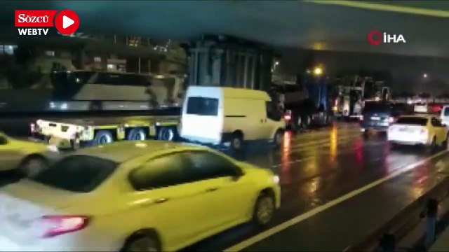 TEM bağlantı yolunda tır üstgeçide sıkıştı, trafik felç oldu