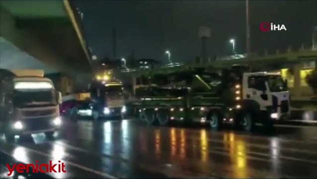 Tır üst geçide sıkıştı! Trafik felç oldu