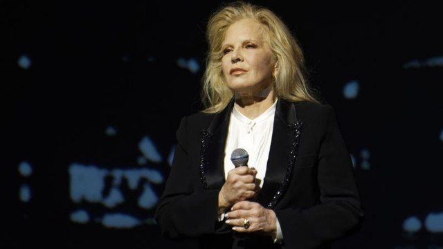 VOICI - Johnny Hallyday : Sylvie Vartan se confie sur ses relations avec Laeticia
