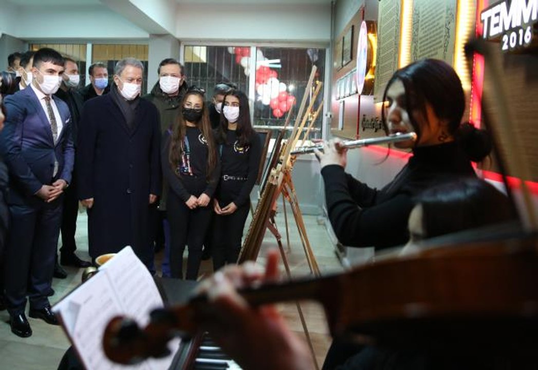 Bakan Akar: "Türkler ve Kürtler kardeştir"