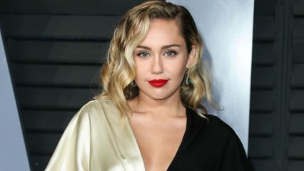 VOICI - Miley Cyrus : son shooting sexy et déjanté pour fêter Pâques