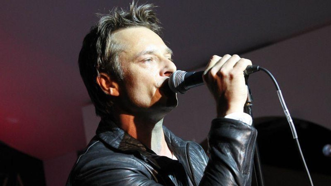 VOICI - Johnny Hallyday : le vibrant hommage de son fils David lors du premier concert de sa tournée