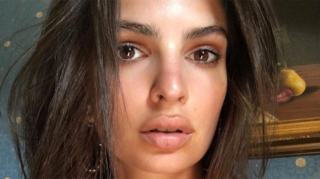 VOICI Emily Rataj­kowski en maillot de bain, elle enflamme la toile avec un side­boob