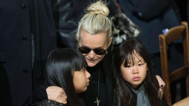 VOICI Laeticia Hallyday en larmes pour sa dernière visite sur la tombe de Johnny Hallyday avant son retour à Los Angeles