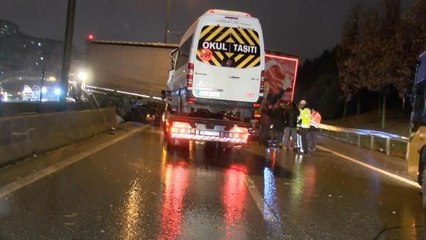 Kartal'da TIR'ın kaza yapmasıyla trafik yoğunluğu oluştu