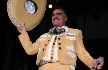 Se desata una polémica póstuma por el beso de Vicente Fernández a una menor
