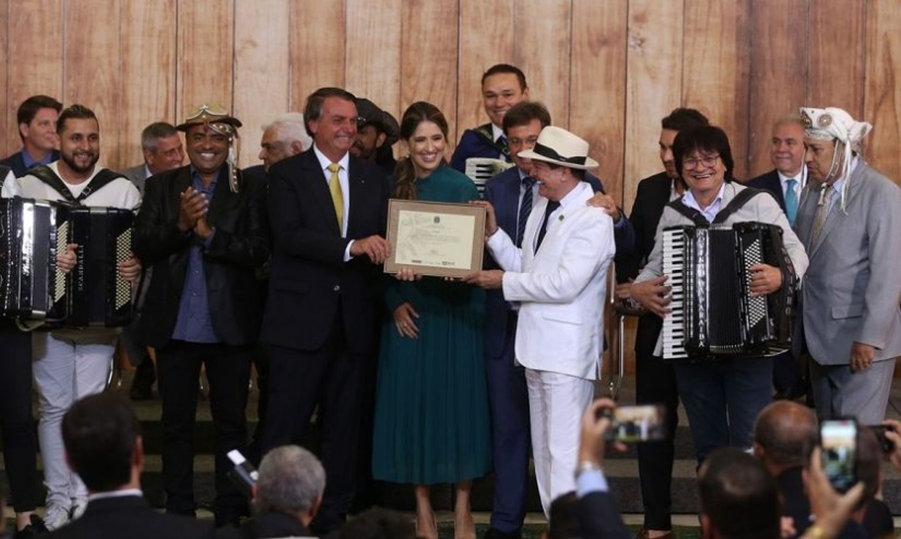Forrozeiros paraibanos cantam para Bolsonaro e pedem que Luiz Gonzaga seja ‘herói nacional’