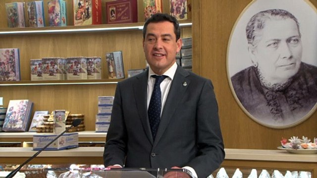 Juanma Moreno valora el esfuerzo del sector del dulce navideño en Estepa