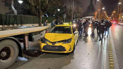 Arızalanan araç başında beklerken ticari taksi çarptı: 2 yaralı