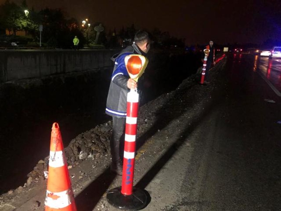 Son dakika haber... 'U' dönüşü yapmak isteyen otomobil yol yapım inşaat alanına düştü: 3'ü çocuk 7 yaralı