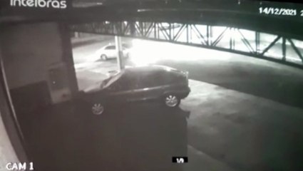 Câmera registra forte colisão entre Civic e motociclsita