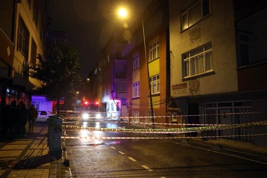 Bağcılar'da kaldırımın çökmesi nedeniyle iki bina tedbir amaçlı boşaltıldı