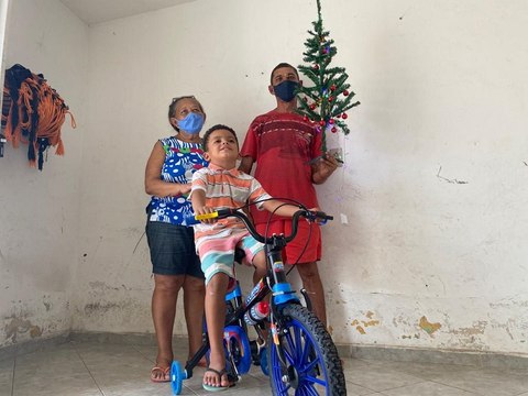 Garoto que cata lixo e pediu bicicleta em cartinha tem sonho realizado e também ganha alimentos