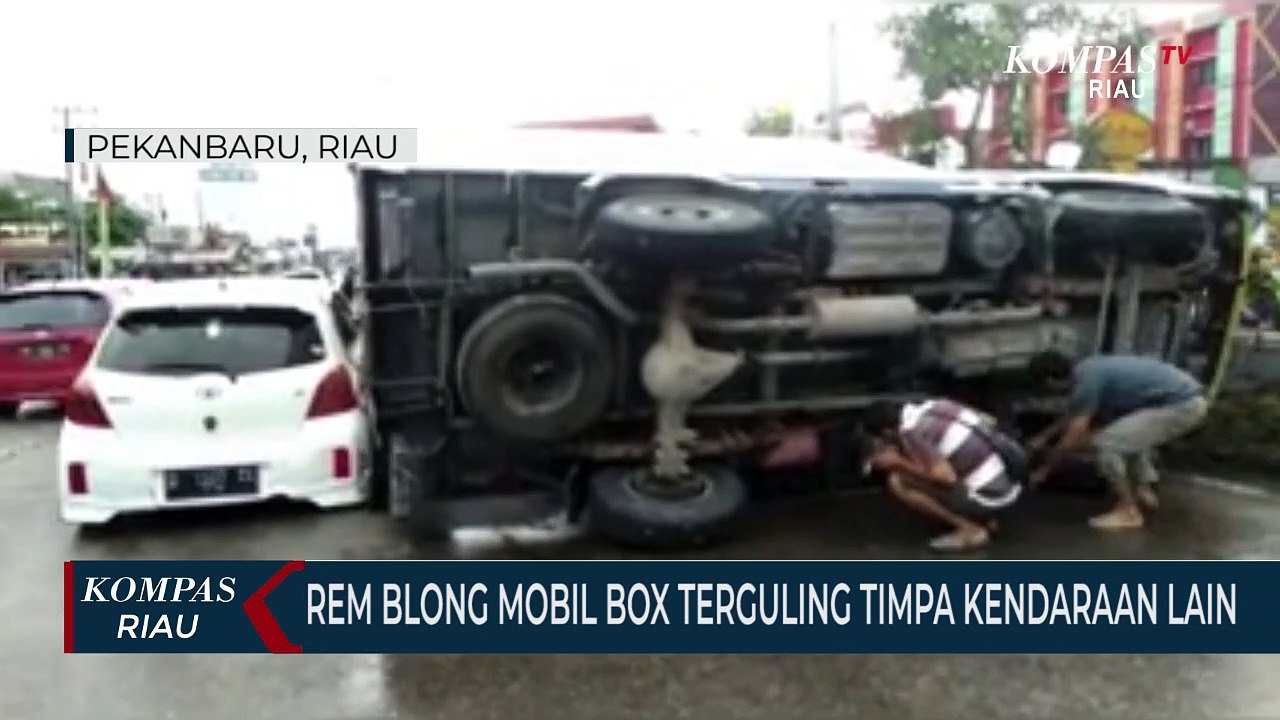 Rem Blong Mobil Box Terguling Timpa Kendaraan Lain