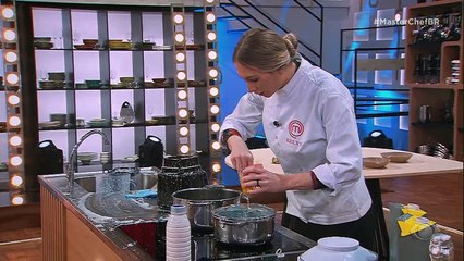 Advogada não encaixou direito o utensílio, mas garantiu que tudo estava sobre controle