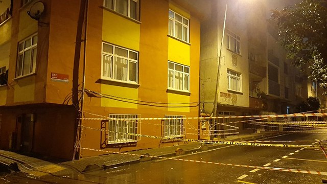 Bağcılar’da çökme tehlikesi olan iki bina boşaltıldı