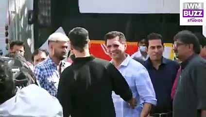 Akshay Kumar Sara Ali Khan And Aanand L Rai Visit Kapil Sharma Show Set To Promote Atrangi Re
