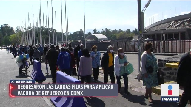 Largas filas para vacunación de refuerzo a adultos mayores en CU