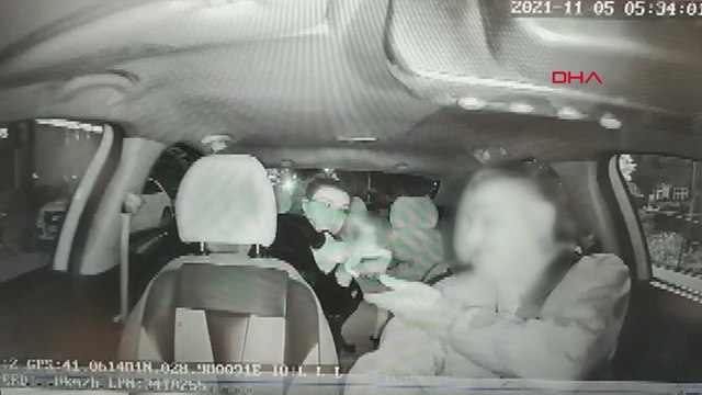 Müşterinin unuttuğu cep telefonunu alan taksi sürücüsü kamerada