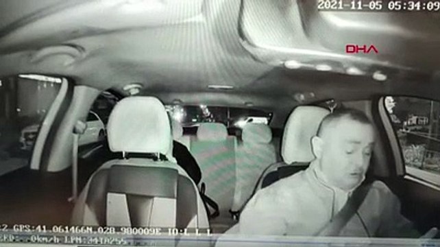 Taksici müşterinin unuttuğu cep telefonunu çaldı