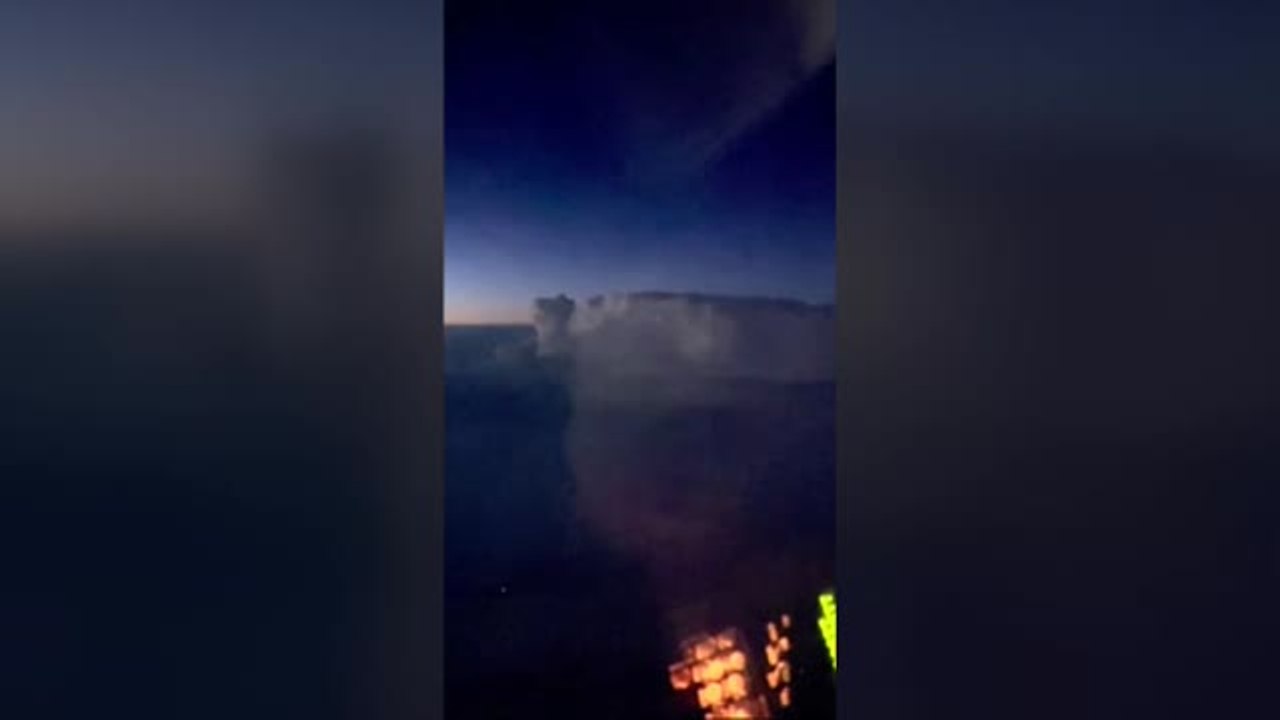 Un vuelo privado capta la imagen de una espectacular tormenta provocada por uno de los tornados que arrasaron Kentucky