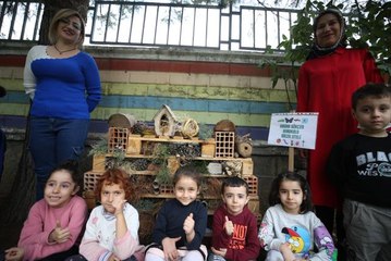 Öğrencilere çevre bilinci aşılamak için böceklere tuğladan yuva yaptılar