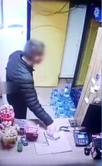 Ataşehir'de tekel bayiinde telefon hırsızlığı kamerada