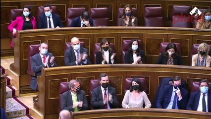 Yolanda Díaz retrata a Vox con su programa electoral en la mano