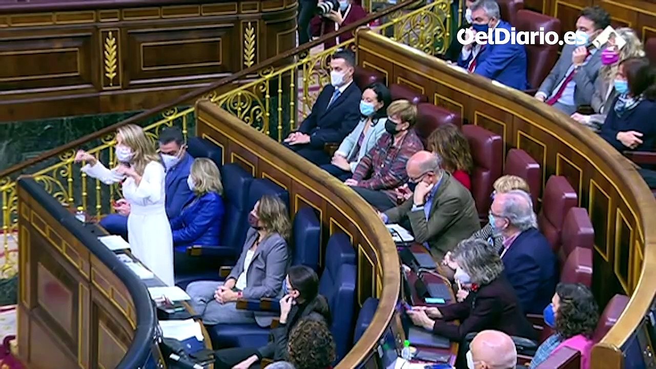 Yolanda Díaz le explica los derechos de huelga a Macarena Olona (Vox)