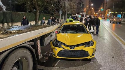 ARIZALANAN ARAÇ İLE ÇAĞIRILAN ÇEKİCİNİN SÜRÜCÜLERİNE TAKSİ ÇARPTI