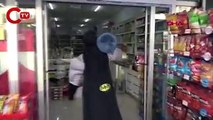 'Batman' kıyafetiyle su satıyor