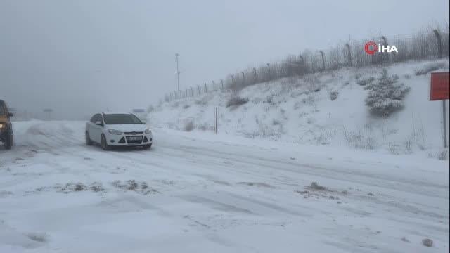 Domaniç-İnegöl karayolunda kar yağışı etkili oluyor
