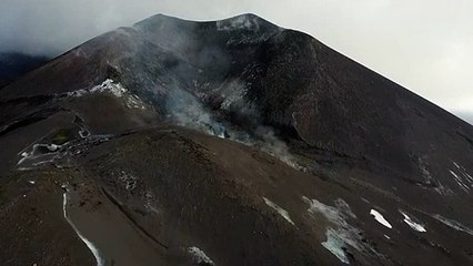 الرماد المنبعث من بركان كومبري فيخا يغطي منازل جزيرة لابالما